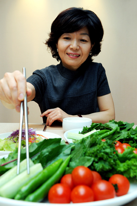 Doctors stress that a balanced diet based on vegetables helps prevent obesity and related diseases. / Korea Times file