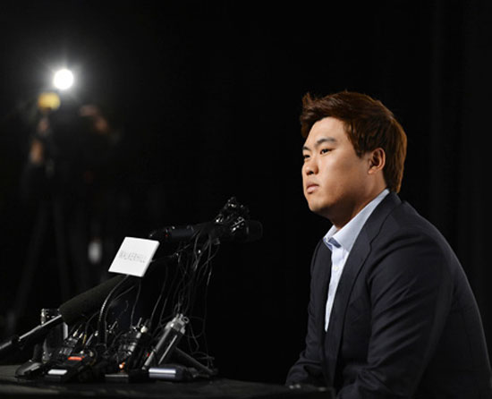 Los Angeles Dodgers pitches Ryu Hyun-jin listens to a question at a news conference at the Sheraton Walkerhill Hotel in Seoul, Thursday, following a successful rookie season highlighted by 13  wins. 
/ Korea Times photo by Shim Hyun-chul
