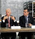 Garcetti discusses policy on minimum wage with Vice President Joe Biden. (Park Sang-hyuk)