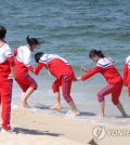 Members of the North Korean women's hockey team play on Gyeongpo Beach in Gangneung, Gangwon Province, on April 3, 2017, on the sidelines of the International Ice Hockey Federation Women's World Championship Division II Group A. (Yonhap)