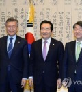 National Assembly Speaker Chung Sye-kyun (C) and presidential candidates -- Sim Sang-jeung (L) of the Justice Party, Moon Jae-in of the Democratic Party (2nd from L) and Ahn Cheol-soo (2nd from R) of the People's Party -- pose for a photo before their talks on a constitutional revision at the National Assembly in Seoul on April 12, 2017. (Yonhap)