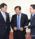 Reps. Kim Kwang-soo (L), Yoo Hu-duk (C) and Kim Yong-tae, the representatives of the People's Party, Democratic Party and Bareun Party, respectively, meet to discuss the parliamentary cofirmation of Prime Minister-nominee Lee Nak-yon at the National Assembly on May 30, 2017. (Yonhap)