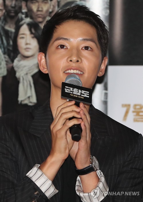 Actor Song Joong-ki speaks to reporters at a press conference for his new movie "The Battleship Island" on July 19, 2017, at CGV Yongsan in central Seoul. (Yonhap)