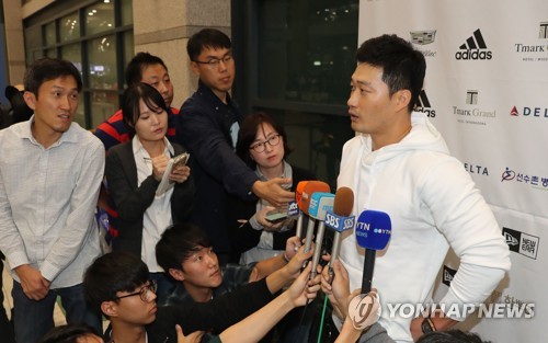South Korean pitcher Oh Seung-hwan (R), a free-agent-to-be who pitched for the St. Louis Cardinals the past two years, speaks to reporters at Incheon International Airport on Oct. 11, 2017. (Yonhap)
