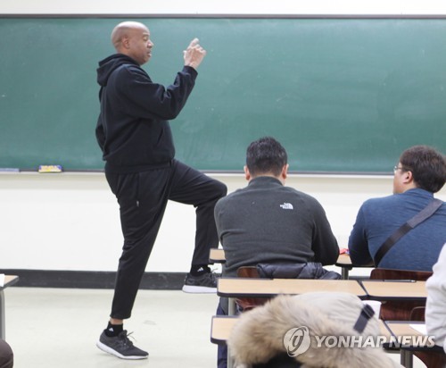 Long Jump World Record Holder Mike Powell Gives Lectures To S Korean Coaches The Korea Times