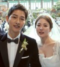 This photo provided by Blossom Entertainment and UAA shows star actress Song Hye-kyo and her actor husband Song Joong-ki at their wedding in Seoul on Oct. 31, 2017. (Yonhap)