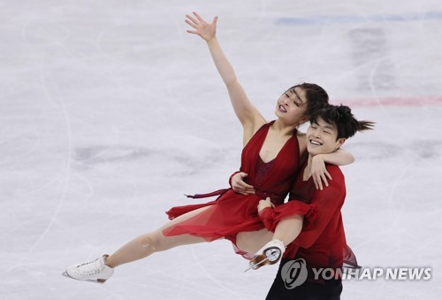U.S. figure skaters Maia and Alex Shibutani perform their free dance at the PyeongChang Winter Olympics figure skating ice dance competition at Gangneung Ice Arena on Feb. 20, 2018. (Yonhap)