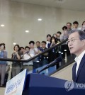 President Moon Jae-in speaks in a meeting with patients and their families during his visit to a hospital in Bundang, just south of Seoul in Gyeonggi Province, on July 19, 2018. (Yonhap)