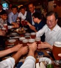 President Moon Jae-in (second from R) makes a toast while attending a meeting with citizens at a local pub in downtown Seoul on July 26, 2018, in a rare move to directly listen to the people's opinions about current issues that included the proposed minimum wage hike. (Yonhap)