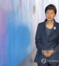 Former President Park Geun-hye walks into a courthouse in Seoul on Aug. 31, 2017. (Yonhap)