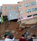 The photo on Sept. 7, 2018, shows Seoul Sangdo Kindergarten in southern Seoul precariously tilting after a retaining wall at a nearby construction site collapsed for unidentified reasons late the previous night. (Yonhap)