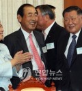 In this photo taken on Oct. 23, 2007, Hyundai Motor Chairman Chung Mong-koo (R), Samsung Electronics CEO Yun Jong-yong (C) and Hyundai Group Chairwoman Hyun Jeong-eun talk to each other in a meeting held at Cheong Wa Dae to prepare for an inter-Korean summit. (Yonhap)