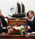 South Korean President Moon Jae-in talks with Stephen Biegun, the State Department's special representative for North Korea, at his office Cheong Wa Dae in Seoul on Sept. 11, 2018, in this photo provided by Cheong Wa Dae. (Yonhap)