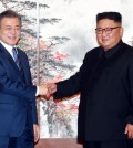 South Korean President Moon Jae-in (L) and North Korean leader Kim Jong-un shake hands after holding a joint press conference at the North's state guesthouse Paekhwawon in Pyongyang on Sept. 19, 2018, to announce the outcome of their bilateral summit there. (Joint Press Corps-Yonhap)