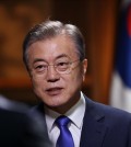 In the photo, provided by South Korea's presidential office Cheong Wa Dae, South Korean President Moon Jae-in is seen holding an interview with a local U.N. news network in New York on Sept. 25, 2018. (Yonhap)