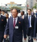 This photo shows North Korean Foreign Minister Ri Yong-ho (C) walking to the United Nations headquarters in New York on Sept. 26, 2018. (Yonhap)