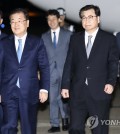 Chung Eui-yong (3rd from R), a special envoy of South Korean President Moon Jae-in to North Korea, bows before heading for Pyongyang from Seoul's Seongnam airport on Sept. 5, 2018, along with four other members of a high-profile delegation. They are Vice Unification Minister Chun Hae-sung (2nd from R); Chung; National Intelligence Service Director Suh Hoon (C); Kim Sang-gyun (3rd from L), a senior NIS official; and Yun Kun-young (2nd from L), presidential secretary for state affairs. (Yonhap)