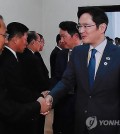 Samsung Electronics Vice Chairman Lee Jae-yong (R) shakes hands with North Korean Deputy Prime Minister Ri Ryong-nam at the People's Palace of Culture in Pyongyang on Sept. 18, 2018. (Yonhap)