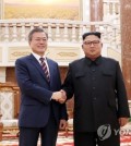 South Korean President Moon Jae-in (L) and North Korean leader Kim Jong-un shake hands after meeting at the headquarters of the Central Committee of the Workers' Party of Korea in Pyongyang for the first round of talks on Sept. 18, 2018. Moon arrived in the North Korean capital earlier in the day for a three-day visit that marked his third bilateral summit with the North Korean leader. (Joint Press Corps-Yonhap)