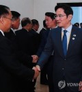 Samsung Electronics Vice Chairman Lee Jae-yong (R) shakes hands with North Korean Deputy Prime Minister Ri Ryong-nam at the People's Palace of Culture on Sept. 18, 2018. (Yonhap)