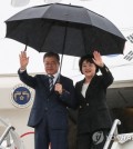 South Korean President Moon Jae-in and his wife, Kim Jung-sook, wave to a group of U.S. and South Korean officials welcoming their arrival in New York on Sept. 23, 2018 for the U.N. General Assembly. (Yonhap)