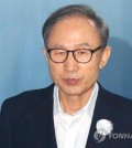 Former President Lee Myung-bak walks towards the Seoul Central District Court to attend his corruption trial on Sept. 6, 2018. (Yonhap)