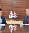 South Korean Finance Minister Kim Dong-yeon (L) holds a meeting with Britain's International Trade Minister Liam Fox in Seoul, on Oct. 5, 2018. (Yonhap)