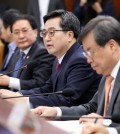 Finance Minister Kim Dong-yeon speaks during an economy-related ministers meeting in Seoul on Oct. 24, 2018. (Yonhap)