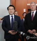 Lee Do-hoon (L), South Korea's representative for Korean Peninsula peace and security affairs, speaks to reporters after meeting with U.S. Special Representative for North Korea Stephen Biegun (R) in Seoul on Sept. 11, 2018. (Yonhap)