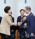 President Moon Jae-in (R) shakes hands with new Education Minister Yoo Eun-hae after appointing her to the cabinet post in a ceremony held at his office Cheong Wa Dae in Seoul on Oct. 2, 2018. (Yonhap)