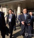 This photo provided by the joint press corps shows Unification Minister Cho Myoung-gyon (L) walking with ruling party leader Lee Hae-chan (front R) and other delegates to board a plane bound for Pyongyang in Seongnam, south of Seoul, on Oct. 4, 2018. (Yonhap)