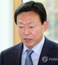 Lotte Group Chairman Shin Dong-bin returns to work at Lotte World Tower in southeastern Seoul on Oct. 8, 2018. He was freed from jail on Oct. 5 after an appellate court suspended his sentence on bribery charges. (Yonhap)