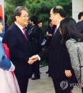 South Korean Ambassador to China Noh Young-min (3rd from L) shakes hands with Chinese Vice Foreign Minister Kong Xuanyou at a reception at the envoy's residence in Beijing on Oct. 11, 2018. (Yonhap)