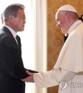 South Korean President Moon Jae-in (L) holds hands with Pope Francis while paying a courtesy call on the pontiff in the Vatican on Oct. 18, 2018. (Yonhap)