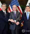 This photo, provided by South Korea's Ministry of National Defense, shows South Korean Defense Minister Jeong Kyeong-doo (R) with U.S. Defense Secretary Jim Mattis (C) and Japanese Defense Minister Takeshi Iwaya in Singapore on Oct. 19, 2018. (Yonhap)