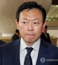 Lotte Group Chairman Shin Dong-bin arrives at Gimpo International Airport in western Seoul on Oct. 23, 2018, to depart for Japan. (Yonhap)