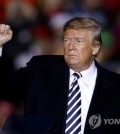 This AP photo shows U.S. President Donald Trump at a midterm election campaign rally in Columbia, Missouri, on Nov. 1, 2018. (Yonhap)