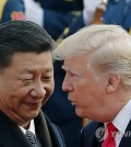 This AP photo shows Chinese President Xi Jinping (L) and U.S. President Donald Trump meeting in Beijing in November 2017. (Yonhap)