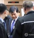 Kim Tae-han (C), CEO of Samsung BioLogics, arrives at the Seoul government complex in the capital on Nov. 14, 2018, to attend a meeting of the Securities & Futures Commission, which later ruled that the firm committed accounting fraud in 2015 to inflate its value ahead of an initial public offering in 2016. (Yonhap)