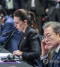 President Moon Jae-in listens to other leaders speak during this year's meeting of the East Asia Summit in Singapore on Nov. 15. (Yonhap)