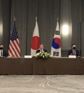 Foreign Minister Chung Eui-yong (R) attends a trilateral meeting with his U.S. and Japanese counterparts, Antony Blinken and Toshimitsu Motegi, on the sidelines of a Group of Seven gathering in London on May 5, 2021. (Yonhap)