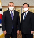 This photo, provided by the prime minister's office, shows Prime Minister Kim Boo-kyum (R) and Turkish foreign minister Mevlut Cavusoglu posing for a photo ahead of their meeting in Seoul on Oct. 22, 2021. (Yonhap)