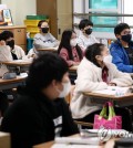 This Nov. 22, 2021, file photo shows students listening to an in-person class at an elementary school in the central city of Daejeon. (Yonhap)