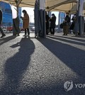 People stand in line to take coronavirus tests at a screening clinic in front of Seoul Station on Nov. 26, 2021. South Korea's new coronavirus cases stayed below 4,000 for the second straight day, but critical cases rose to a record high amid worries the virus could quickly spread under eased social distancing rules. (Yonhap)