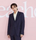 By Shim Sun-ah

SEOUL, Nov. 30 (Yonhap) -- Kai, a member of popular K-pop boy group EXO, said Tuesday he wanted to show his new side "as sweet as a peach" in his new release as an individual artist.

"If I had a weighty image as an EXO member and individual artist, I wanted to show a sweet, friendly and cute side of me this time as the title of the new song 'Peaches' indicates," the singer said during an online press conference here to promote the release.

"Peaches" is the title track of his namesake second EP album set to hit various music streaming services at 6 p.m.

It is a medium tempo R&B genre number with an addictive melody and a heavy 808 bass. The song's lyrics liken the romantic moments a man spends with his lover to a sweet peach and depicts his wish to be together with her forever in a paradise-like space.

EXO's Kai poses for the camera during an online press conference to promote his new EP as an individual artist on Nov. 30, 2021, in this photo provided by his agency, SM Entertainment. (PHOTO NOT FOR SALE) (Yonhap)