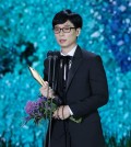 Comedian Yoo Jae-suk makes a speech after accepting the grand prize in the television category at the 57th Baeksang Arts Awards held on May 13, 2021, at the KINTEX convention center in Goyang, just northwest of Seoul, in this photo provided by the organizer of the annual awards ceremony. (PHOTO NOT FOR SALE) (Yonhap)