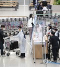 Quarantine officials guide foreign entrants at Terminal 1 of Incheon International Airport, west of Seoul, on Dec. 3, 2021. All international arrivals must undergo a quarantine for 10 days to enter South Korea as Seoul stepped up virus curbs to stem a further infection surge amid fears over the fast-spreading omicron variant. The country reported the first such cases of the variant this week, with six confirmed infections so far. (Yonhap)