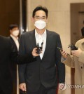 Samsung Electronics Co. Vice Chairman Lee Jae-yong (C) speaks to reporters at Incheon International Airport, west of Seoul, on Dec. 6, 2021, as he embarks on a trip to the United Arab Emirates and Saudi Arabia. (Yonhap)