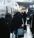 Homecoming people and travelers move to board trains at Seoul Station in central Seoul on Jan. 20, 2023, ahead of the Lunar New Year holiday. (Yonhap)