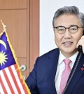 South Korean Foreign Minister Park Jin speaks with his Malaysian counterpart, Zambry Abdul Kadir, over the phone at his office in Seoul on Jan. 6, 2023. (PHOTO NOT FOR SALE) (Yonhap)